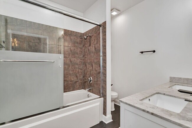 Building Photo - 2920 N River Walk Dr