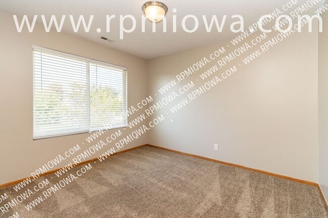 Building Photo - 770 SE Harper Dr