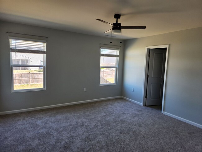Building Photo - 4 Bedroom For rent