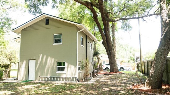 Building Photo - 2116 Henderson Dr
