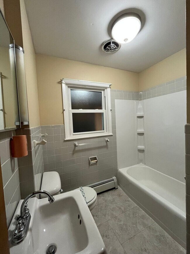 Building Photo - Beautiful 3 Bedroom Home in Normal!