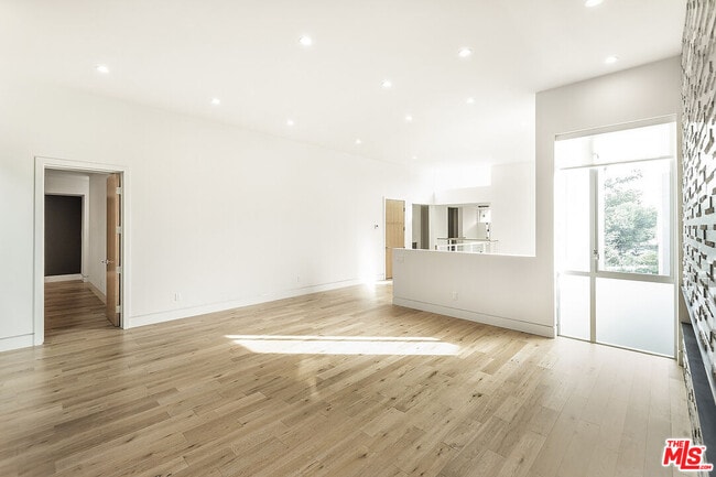 Building Photo - 16540 Moorpark St