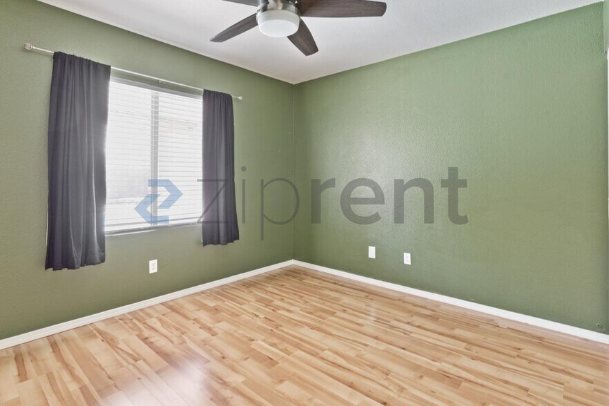 Building Photo - Unit