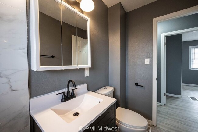 Building Photo - Cozy 2 Bedroom Apartment in Indianapolis with Spacious Layout and Convenient Location