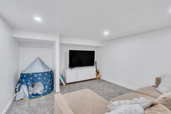 Building Photo - Lar-38 N Heading Row Saratoga Springs, UT 84043