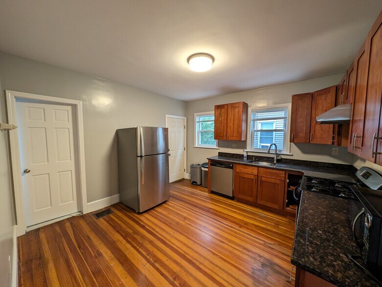 Building Photo - 71 Easton St