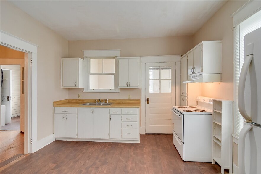 Kitchen - 1732 Telfair St