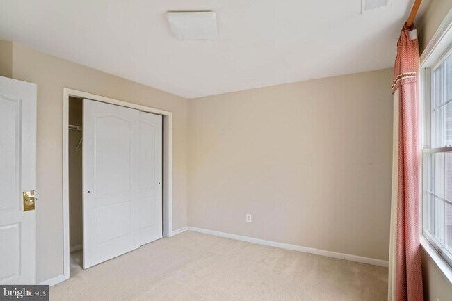 Building Photo - 43513 Lucketts Bridge Cir