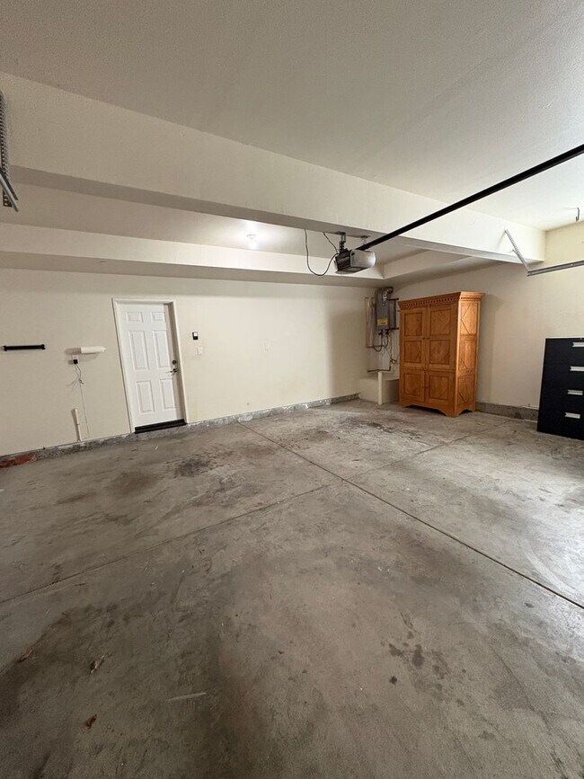 Building Photo - Spacious Townhome in Ventura!