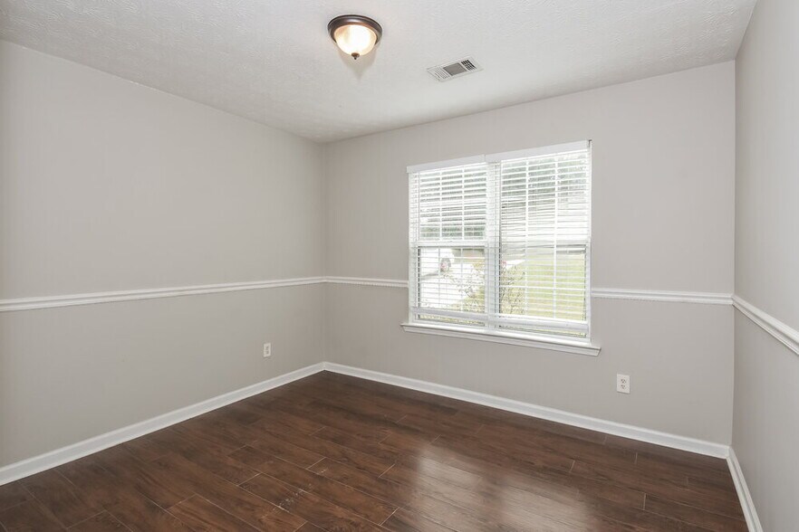Building Photo - 480 Cedarhurst Rd