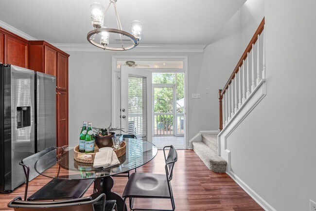 Building Photo - Stylish 2BR+Office (Optional 3rd Bedroom),...
