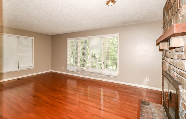 Building Photo - Beautiful 3 bedroom, 3 bath,  mother-in-law sweet with full kitchen in lower level.