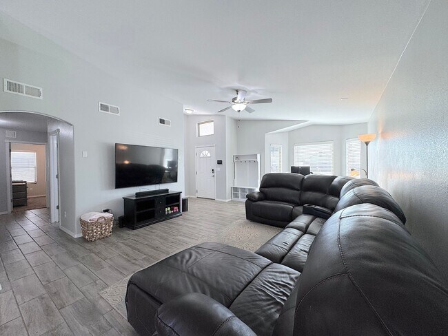 Building Photo - Beautiful 3 Bed 2 Bath with Refrig A/C!