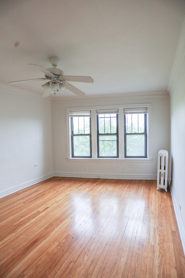 Building Photo - 4250 N Clark St