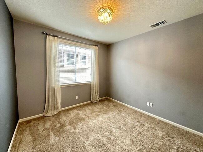 Building Photo - Large 4 Bedroom House in Hiddenbrook Commu...