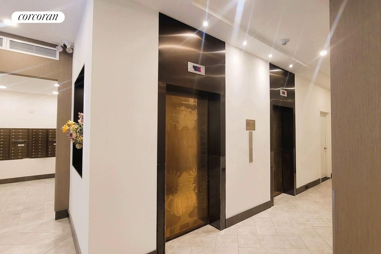 Building Photo - 45 W 81st St