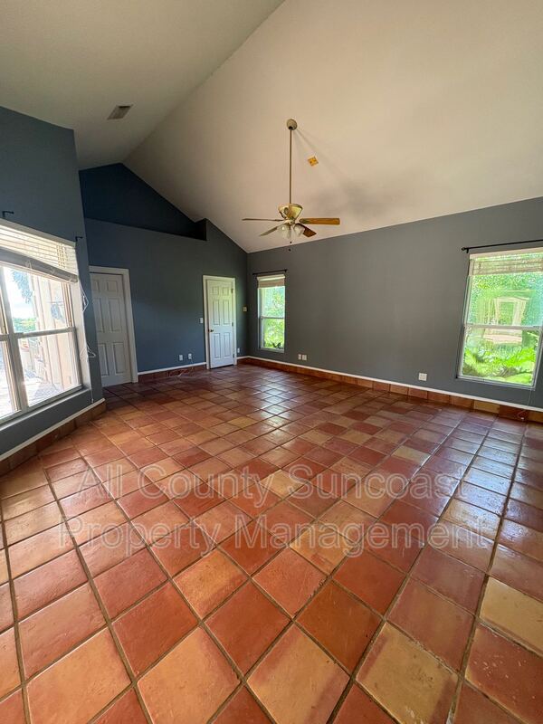 Building Photo - 2600 Lucerne Dr