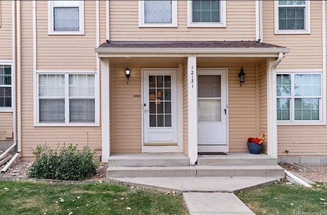 Building Photo - Charming Townhome for Rent in Timber Lake ...