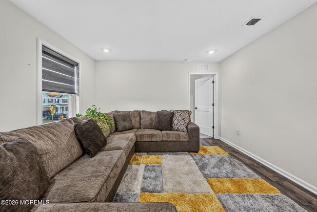 Building Photo - 319 Tulip Ct