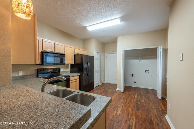 Building Photo - 807 Scrub Jay Dr