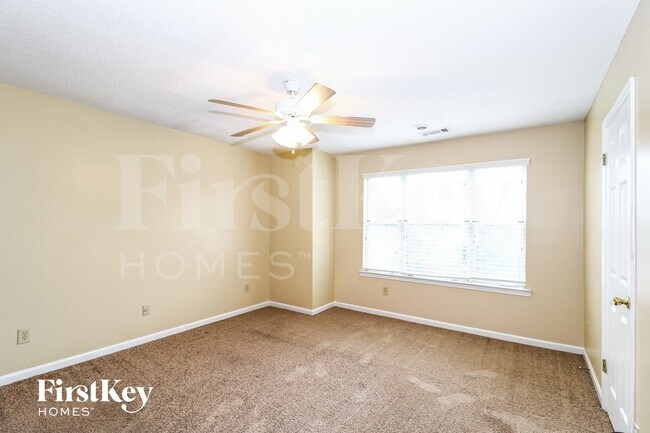 Building Photo - 700 Walnut Woods Cove S