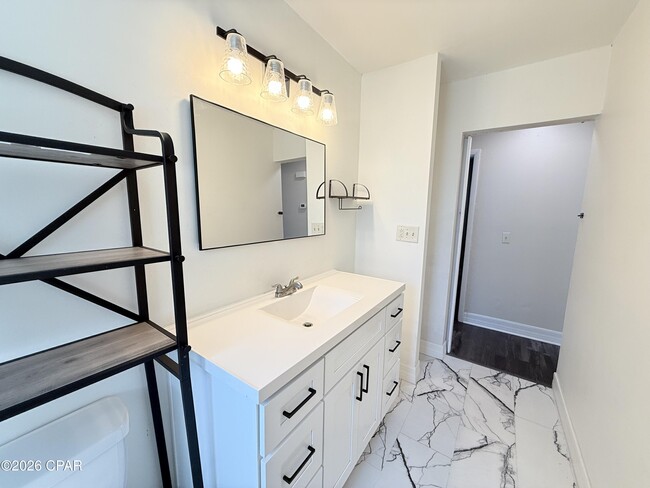 Building Photo - 808 Forestdale Ave