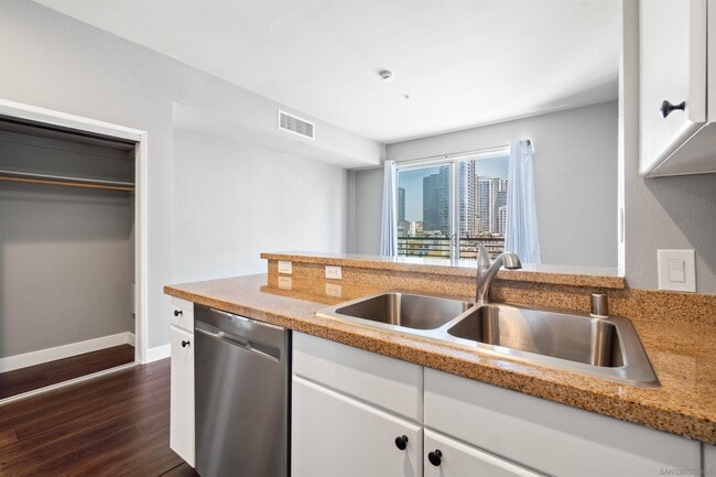 Building Photo - 445 Island Ave