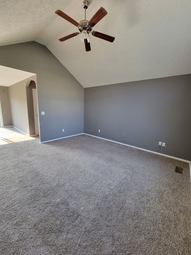 Building Photo - Beautiful & Spacious 3 Bedroom, 2 Bathroom...