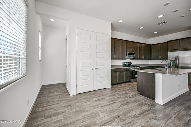 Building Photo - 14913 W Cottontail Ln