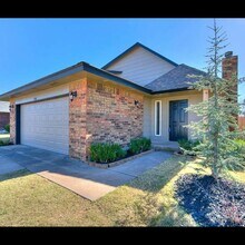 Building Photo - This Beautiful 2 story has all the updates, including granite, luxury vinyl plank, new cabinets ,...