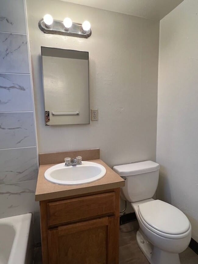 Building Photo - 22 Candy St