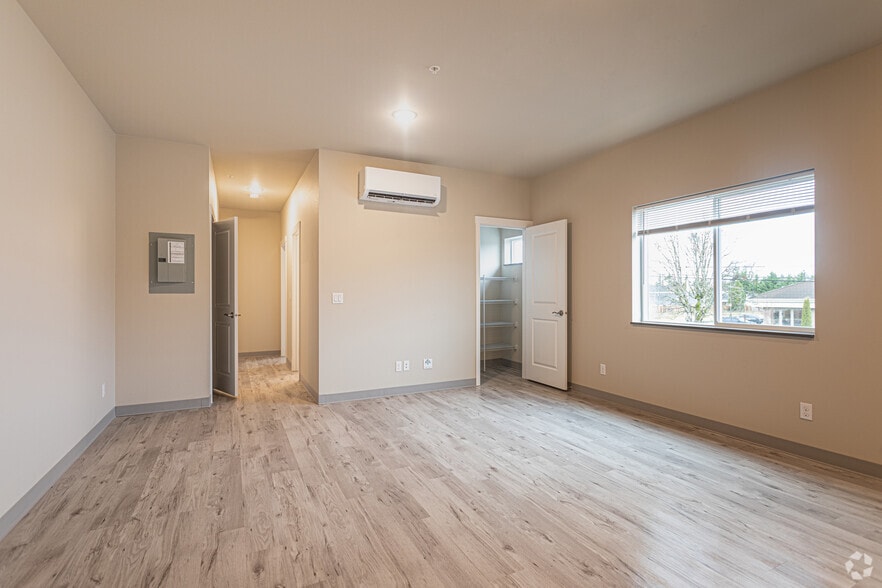 2BR, 1BA - 794SF - Lake Grove Apartments!