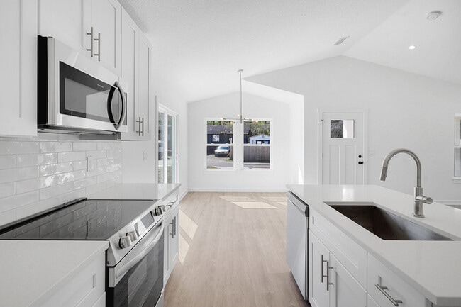 Building Photo - 988 W 9th St