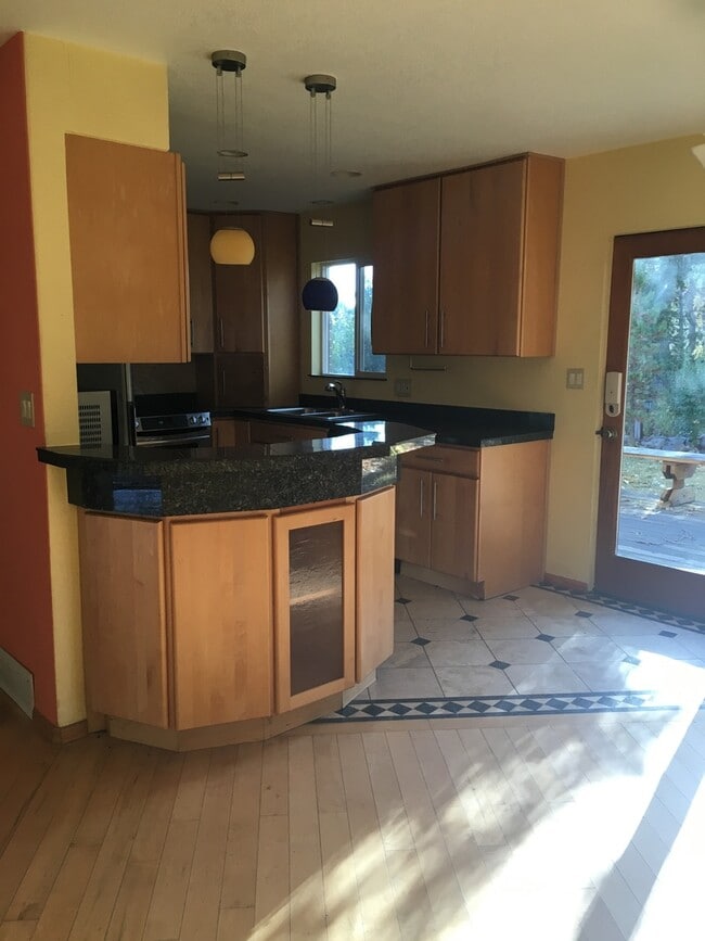 Building Photo - Lovely S. Boulder 5BD House on Open Space - Available June 1st!
