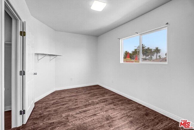 Building Photo - 5319 1/2 Normandie Ave