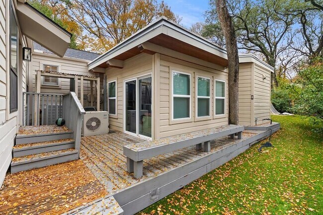 Building Photo - 1703 Meadowbrook Dr