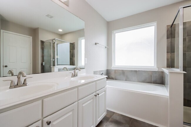 Building Photo - 5222 Rio Dr