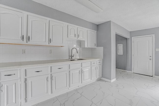 Building Photo - 14618 Flair Dr