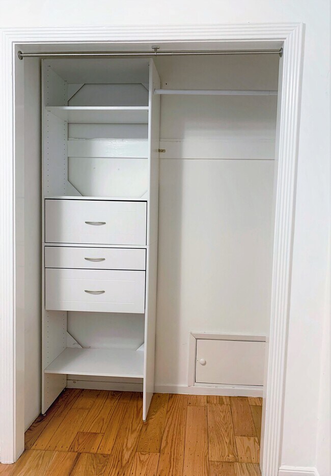 Mid-size bedroom closet - 527 29th Ave