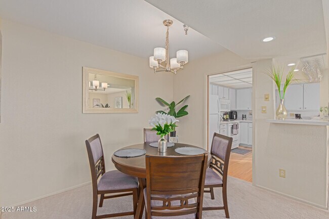 Building Photo - 425 S Parkcrest