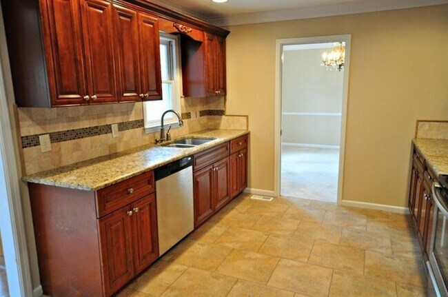 Building Photo - 4060 Summit Dr