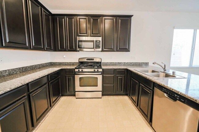 Building Photo - 4 BEDROOM HOUSE IN HENDERSON!!