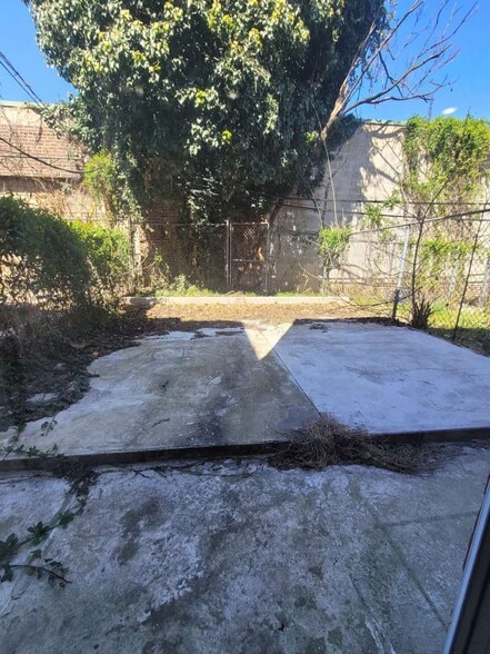 backyard go through bed 2 - 3219 Hamilton St