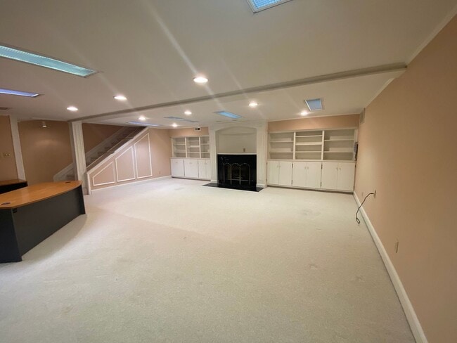 Building Photo - Beautiful 3 BR/2.5 BA Waterfront Home on Trent River!