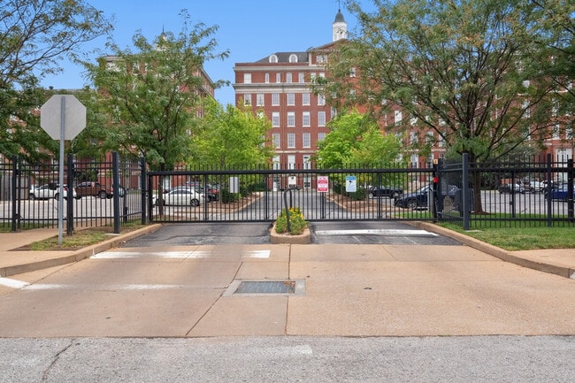 Building Photo - 1424 N Park Pl