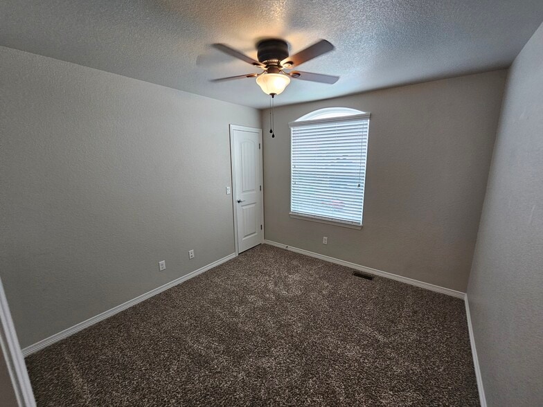 Building Photo - 9815 Silver Stirrup Dr