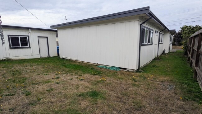 Building Photo - Conveniently located 3/2 home near Henders...