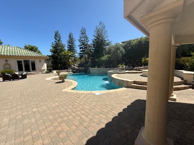 Building Photo - Luxury Two-Story 4BD/4.5BA Home, Located i...
