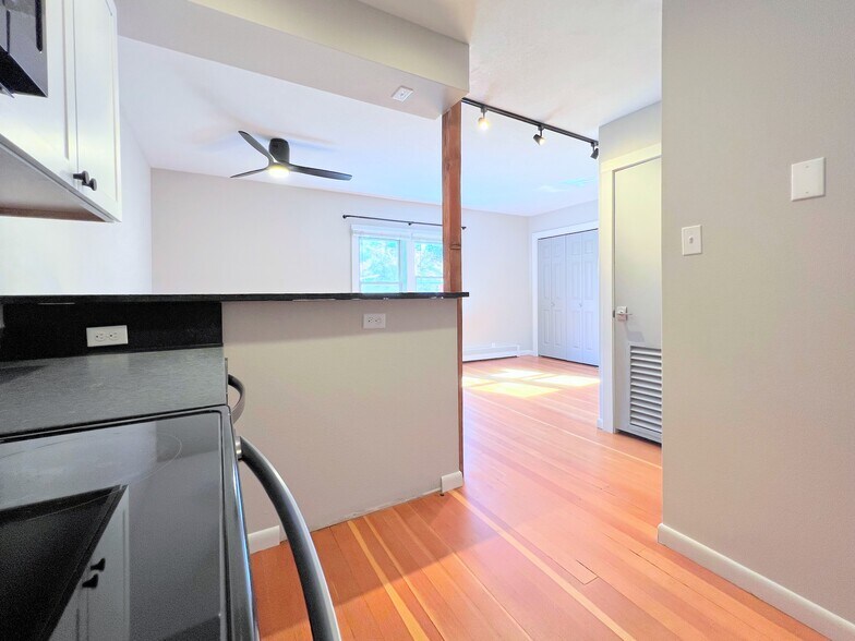 Building Photo - 1768 1/2 W 3rd Ave