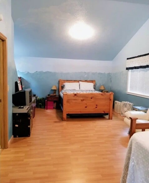 Upstairs bedroom #2 - 11415 Leschi Cir